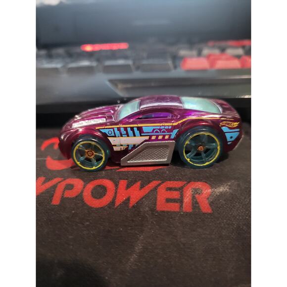 2004 Hotwheels Horseplay RARE Purple With Clear Teal Wheels Die-Cast Car - Picture 3 of 5